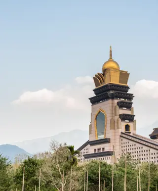 Besuche den imposanten Chung Tai Chan Tempel